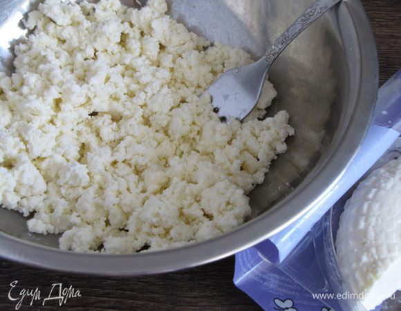 Размять свежий сыр вилкой или руками.