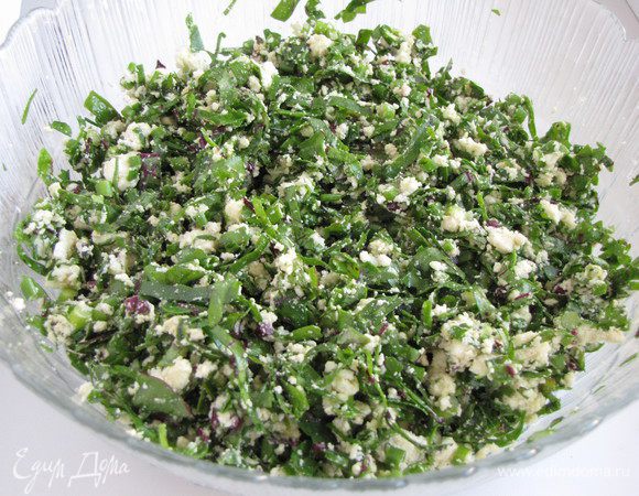 Соединить сыр с листьями и зеленым луком, добавить растопленное масло и перемешать, но пока не солить. Посолить и поперчить непосредственно перед закладыванием в тесто.