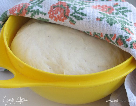 Тесто отлично подошло, можно приступать к формированию пирога.