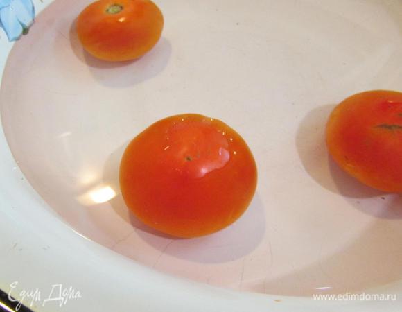 Затем в кипятке (на газу вскипятить воду, убавить огонь) бланшируем помидоры несколько секунд (я считаю примерно до 5). Много помидоров не кладите, чтобы избежать потрескивания шкурки.