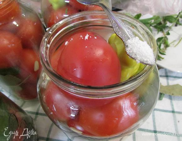 Теплые помидорки уложить в банки, переложить листьями и специями (я в пустоты положила еще маленькие бланшированные патиссоны, но это вовсе не обязательно). В банки всыпать лимонную кислоту на кончике ножа.