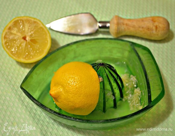 Выжать сок из лимона. В кастрюлю добавить цедру, лимонный и мандариновый сок, перемешать и дать остыть.