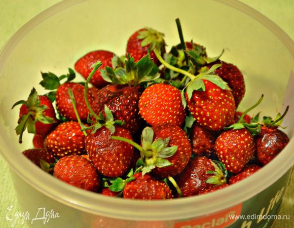 Клубнику промыть, удалить "хвостики" и листочки.