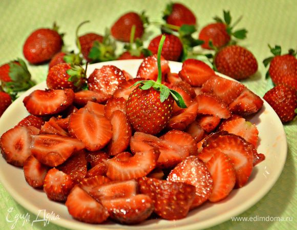 Нарезать клубнику на кусочки. 