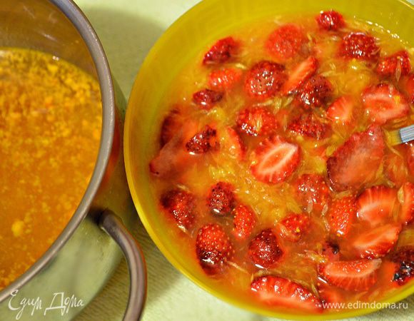 Добавить клубнику в кастрюльку с соком и сиропом.