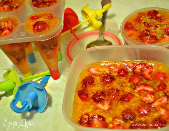 Разложить содержимое по формочкам либо контейнерам и поставить в морозильную камеру примерно на 4-5 часов. Чтобы масса лучше и равномерней застывала нужно периодически перемешивать сорбе вилкой.