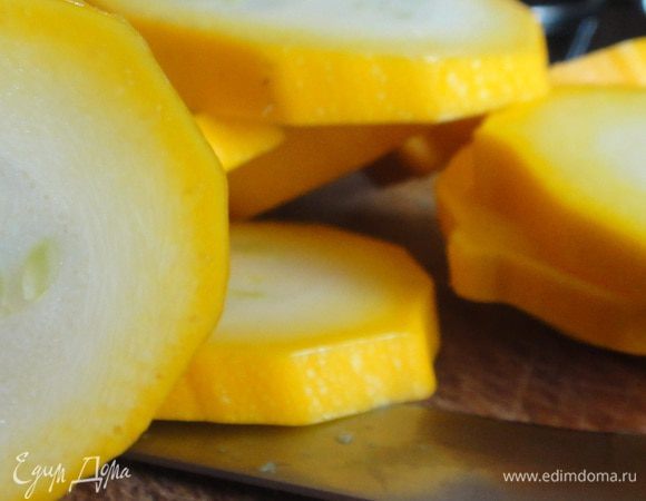 Первоначально следует заняться приготовлением начинки. Для этого аккуратно помоем цукини и нарежем его на кружочки толщиной 1 см (если сделать их тоньше, то мякоть станет очень темной).