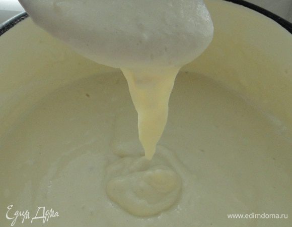 Теперь самое время приготовить "Лимонную шубку". Ее роль исполняют пышные оладьи (если их так можно назвать). 
Берем 300 граммов йогурта (я брала 100 гр йогурта со вкусом киви и 200 гр со вкусом апельсина) и выливаем в подготовленную емкость. Добавляем в него 3 столовые ложки сахара, 1 столовую ложку лимонной цедры, молотую корицу (предварительно 1/6 стручка корицы измельчаем), соль и соду. Затем аккуратно всыпаем частями 500 граммов муки и замешиваем тесто, которое по консистенции должно получиться похожим на густую сметану.
