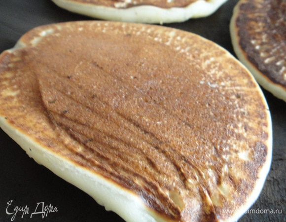 Жарим подложку для пирожного без масла на сковороде. 