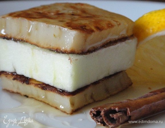 Когда все остыло, начинаем собирать пирожное. Выкладываем на тарелку одну подложку из оладьи, смазываем ее медом, выкладываем сверху цукини, смазываем его медом и накрываем второй подложкой. Обрезаем концы и придаем форму нашему пирожному. Украшаем медом, корицей и лимоном. Приятного аппетита.