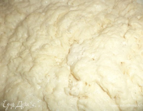 Дрожжи раскрошить, залить тёплым молоком, добавить сахар и 4 ст. л. муки. Накрыть миску полотенцем, оставить на 10 мин в тёплом месте. Добавить 1 ч. л. соли, растительное масло, муку, замесить тесто.  Накрыть полотенцем и оставить на 1,5 часа для подъёма.