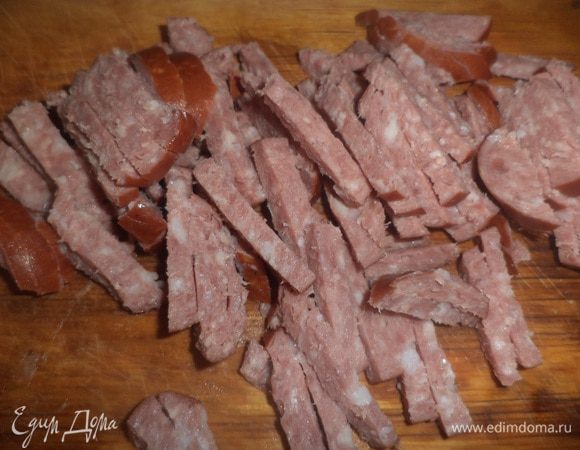 Брокколи бланшировать в кипящей подсоленной воде, затем обдать холодной водой. Сыр натереть на крупной тёрке. Колбасу нарезать полосками. Зелёный лук порубить колечками.