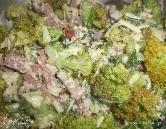 Соединить брокколи, сыр, колбасу, зелёный лук, сметану, посолить и поперчить.