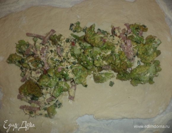 Тесто разделить на 2 части. Каждую раскатать в прямоугольник. На тесто выложить начинку, завернуть её в тесто. 