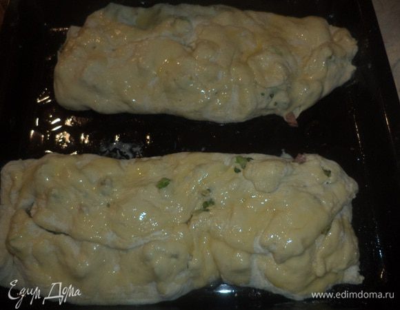 Смазать пироги взбитым яйцом, выпекать 30 минут при температуре 200 градусов.