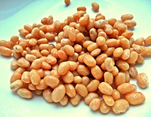 Фасоль заранее отвариваем или берём консервированную, желательно мелкую.