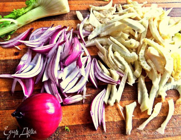 Луковицу красную нарежем тонкими сегментами.