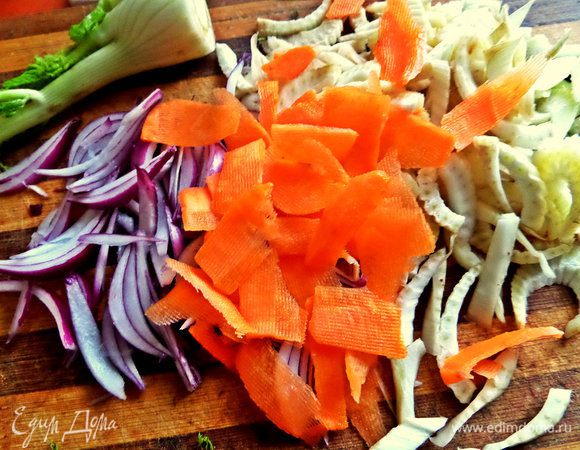 Морковку я люблю в салат подать тонкими слайсами при помощи овощечистки.