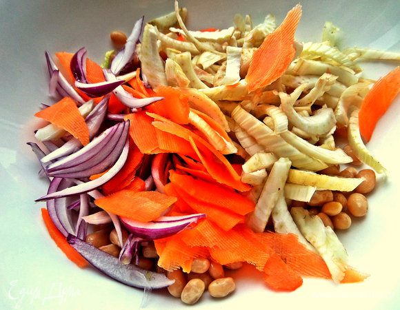 Высыпаем овощи к фасоли.