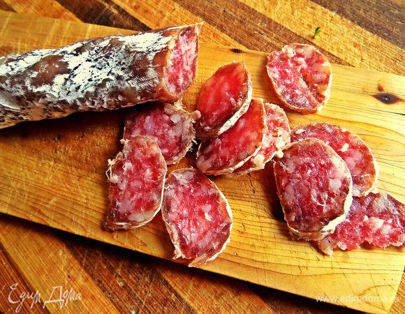 Вот настала очередь колбаски. Ну кто её не любит? Есть такие? А попробуйте в салатик кинуть несколько тонких кружочков и удивитесь новому сочетанию :)