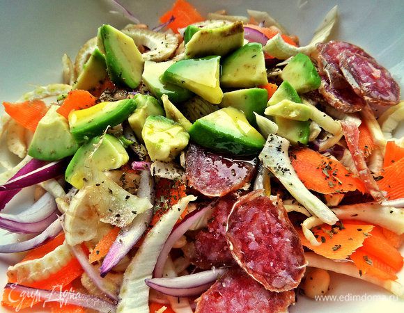 Соль,перец по вкусу... Поливаем ароматной заправочкой и перемешиваем салат.