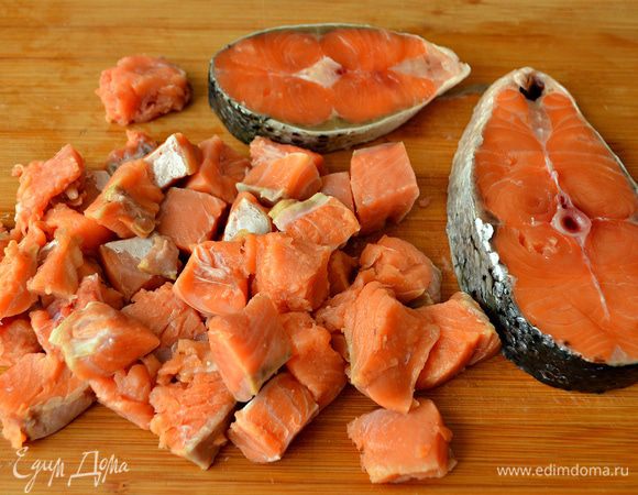 Филе рыбы промыть, обсушить и нарезать на небольшие кусочки.