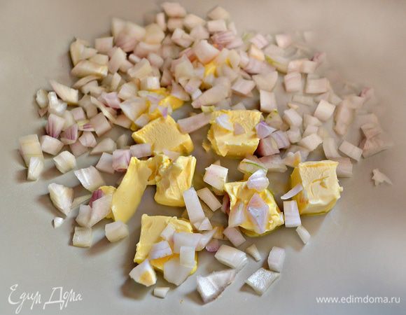Лук нарезать мелкими кубиками и обжарить на 2 ст л сливочного масла до прозрачности.