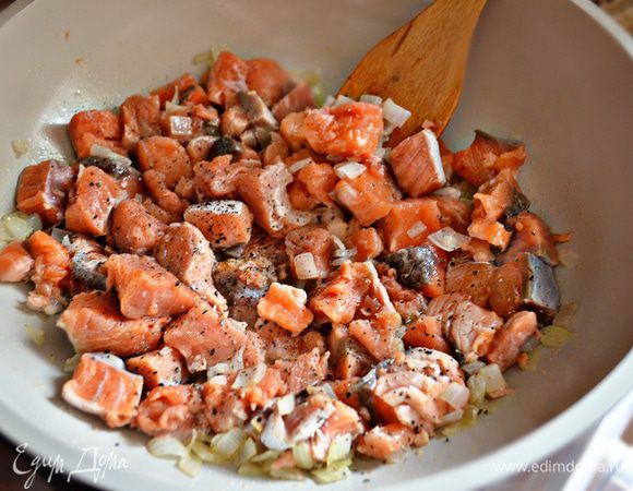 Выложить кусочки рыбы, приправить по вкусу солью, перцем и сбрызнуть лимонным соком, тушить на слабом огне под крышкой до готовности (около 15 мин).