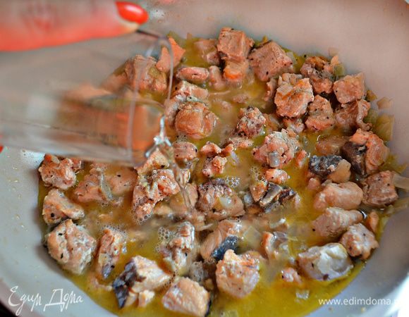 Влить вино и протушить ещё 1 минуту. Снять с плиты, немного остудить, измельчить блендером в однородное пюре. Затем, взбивая на низкой скорости, понемногу добавить размягчённое сливочное масло.