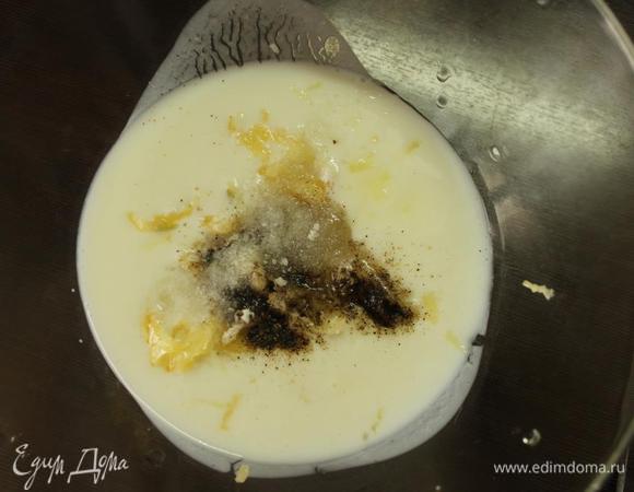 Сделаем маринад для курицы. Смешаем в миске кефир с давленным чесноком, солью и перцем.
