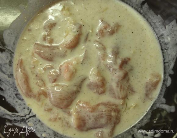 Куриные грудки нарежем полосками и отправим мариноваться минимум минут на 20. А можно это сделать заранее.