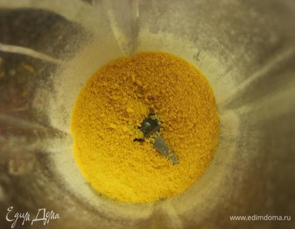 Ставим духовку разогреваться до 180 градусов.
Измельчаем несладкие кукурузные хлопья в муку. 
Хорошенько сцеживаем курицу от маринада и обваливаем в кукурузной панировке.