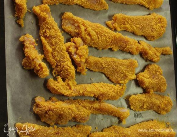 Выкладываем на застеленный промасленным пергаментом противень и отправляем в духовку минут на 20.
Время будет зависеть от величины и толщины кусочков. Не пересушите их! Готовность можно проверить, разломав наггетс - в середине он должен стать белым.