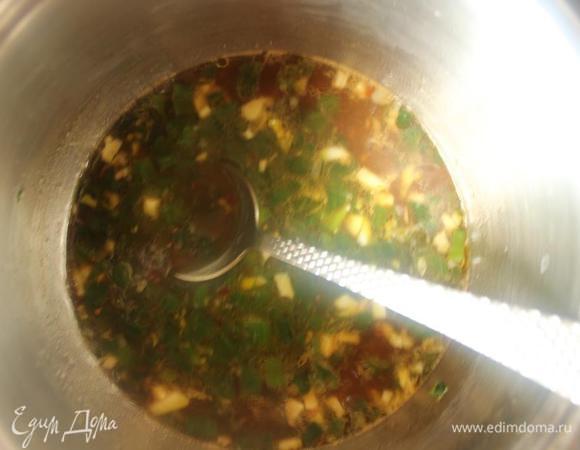 Пока готовятся наггетсы приготовим соус.
На разогретом масле обжарим измельченные лук и чеснок, добавим сок, соус чили, соевый соус, уксус и сахар.