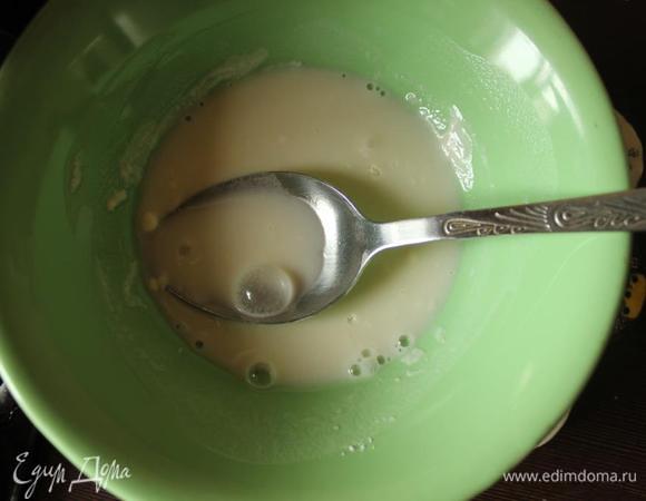 Столовую без горки ложку крахмала растворим в воде и также отправим в кастрюлю.
Доведем смесь до кипения, уменьшим огонь и поварим, помешивая, до загустения (минут 5-7).