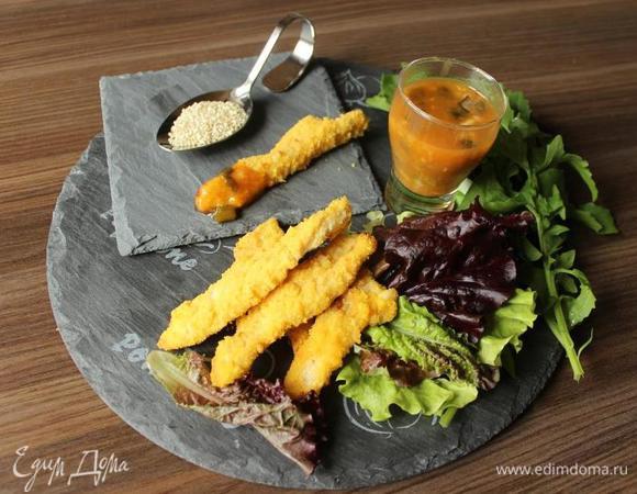 Немного остужаем соус, достаем наггетсы и зовем всех столу!
Можно подавать с отварным рисом, салатом или просто с овощами.
А можно завернуть с собой на пикник!
Приятного!