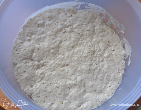 Затянуть миску плёнкой и оставить в месте без сквозняков для брожения на 12-15 часов. 
На фото тесто через 14 часов.
