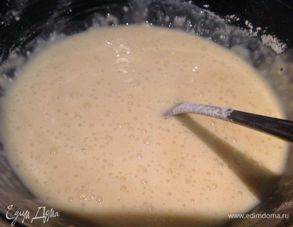 Яйца взбейте с сахаром и солью. Добавьте кефир и соду, перемешайте. Постепенно добавьте муку, хорошо перемешивая, чтобы не было комочков. Поставьте тесто на ночь в холодильник (если собираетесь готовить сразу, дайте настояться минут 30).