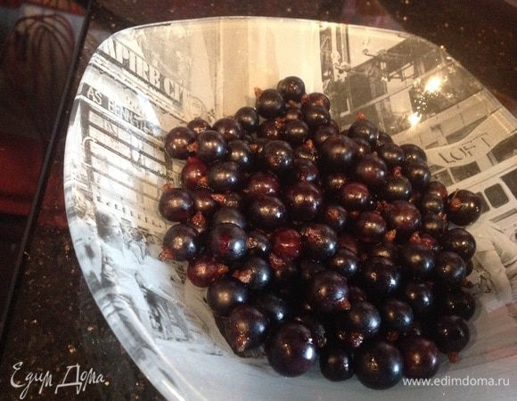 Ягоды переберите и промойте.