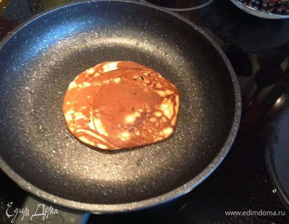 Переверните и обжарьте панкейк с другой стороны.