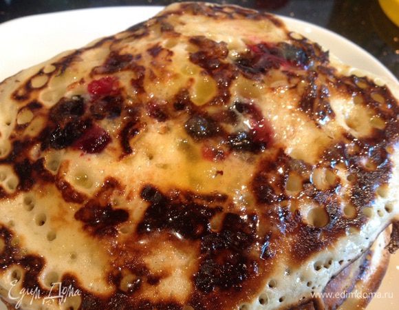 Каждый панкейк смазывайте медом (или сгущенным молоком, или кленовым сиропом) и складывайте стопочкой.