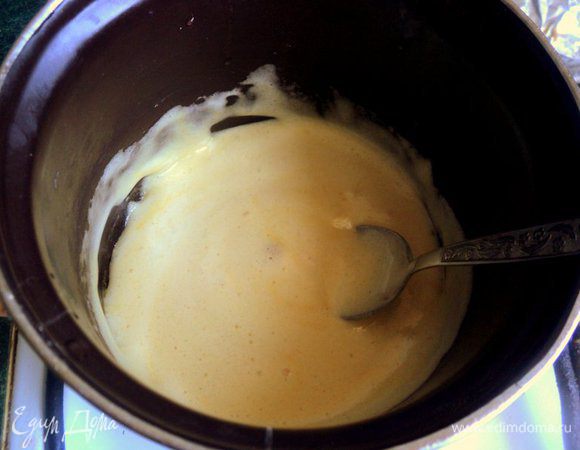 Мед положить в небольшую кастрюльку, добавить соду и поставить на небольшой огонь на 1-2 минуты. Постоянно помешивать, смесь начнет пениться, увеличится в объеме в 3 раза и приобретет слегка кремовый цвет.