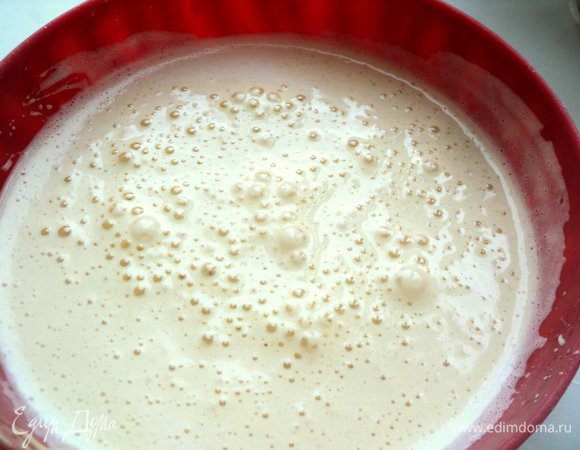 Яйца  с сахаром взбить миксером в течении 5-6 минут, постепенно увеличивая обороты. В конце, не переставая взбивать, влить растительное масло и по ложке добавить медовую смесь.