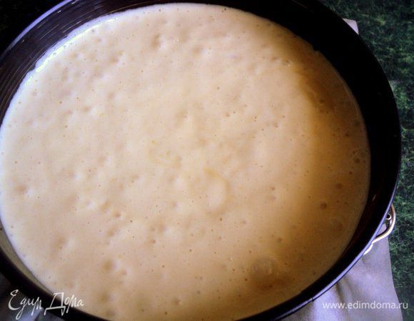 Затем частями добавить просеянную муку. Размешивать ложкой  методом складывания. Форму Ф-20-23 см застелить бумагой для выпечки, дно смазать маслом. Вылить тесто, несколько раз быстро крутануть форму по часовой стрелке, что бы во время выпечки бисквит не поднялся бугром. Выпекать при температуре 180 градусов 35 минут.