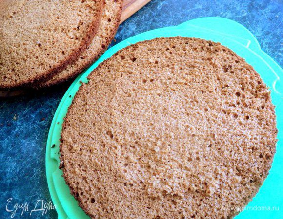 Готовый бисквит охладить, перевернув форму на решетку. Разрезать бисквит на 3 пласта.