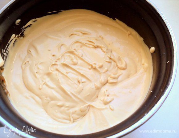 Сметану взбить миксером в пышную массу, но не перебить. Если сметана слишком густая, можно добавить 100 г  кефира или йогурта. Затем частями добавить сгущенное молоко, не переставая взбивать.
