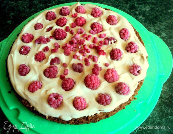 Переслоить коржи кремом, выкладывая между слоями малину.