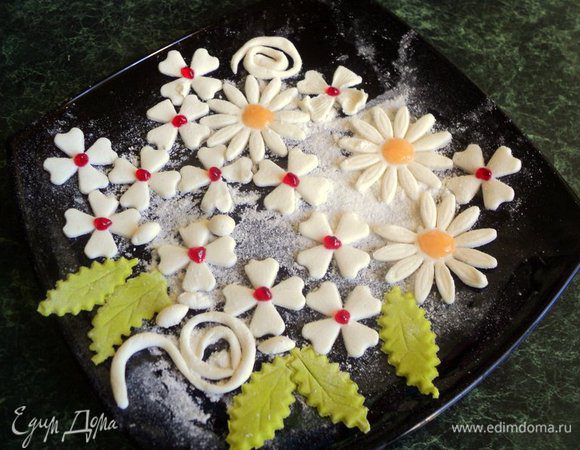 Сверху торт можно просто украсить ягодами, но я готовила торт в подарок, поэтому украсила еще и цветочками из готовой мастики. Мастику раскатать и вырезать цветочки и листики. Пчелки сделать из растопленного черного шоколада при  помощи бумажного корнетика, полоски и глаза из белого шоколада, крылышки из пластинок миндаля. Охладить в морозилке.