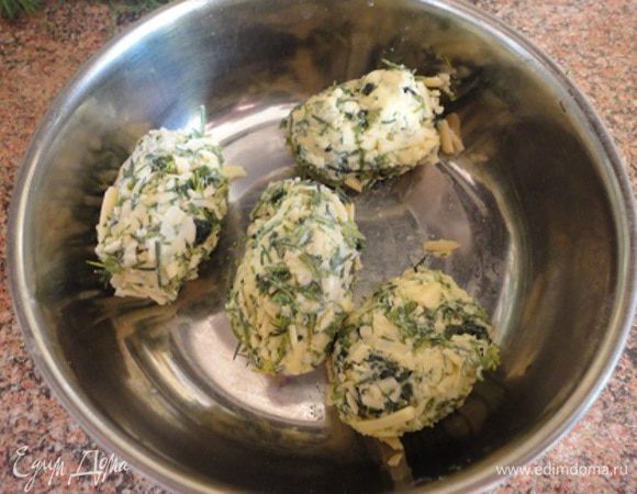 Все перемешать, сформировать четыре шарика или овалы. Накрыть пищевой пленкой и убрать в морозильную камеру.