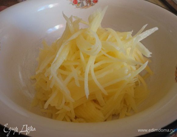 Картофель (общий вес — 300–330 грамм) натереть соломкой. Это легко сделать на терке для корейской моркови.